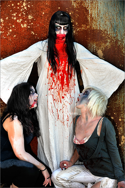 La grande prêtresse baptisait sans trêve les nouveaux convertis.