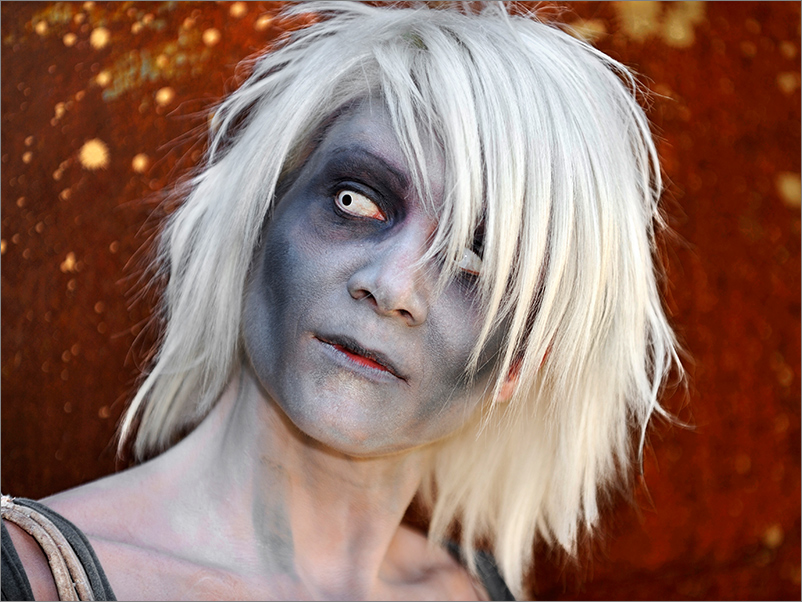 Qui s’en retournaient, hébétés, dans la solitude de la horde.